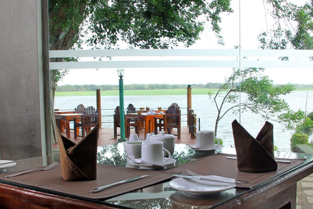 Lake Wind Hotel Tissamaharama Zewnętrze zdjęcie