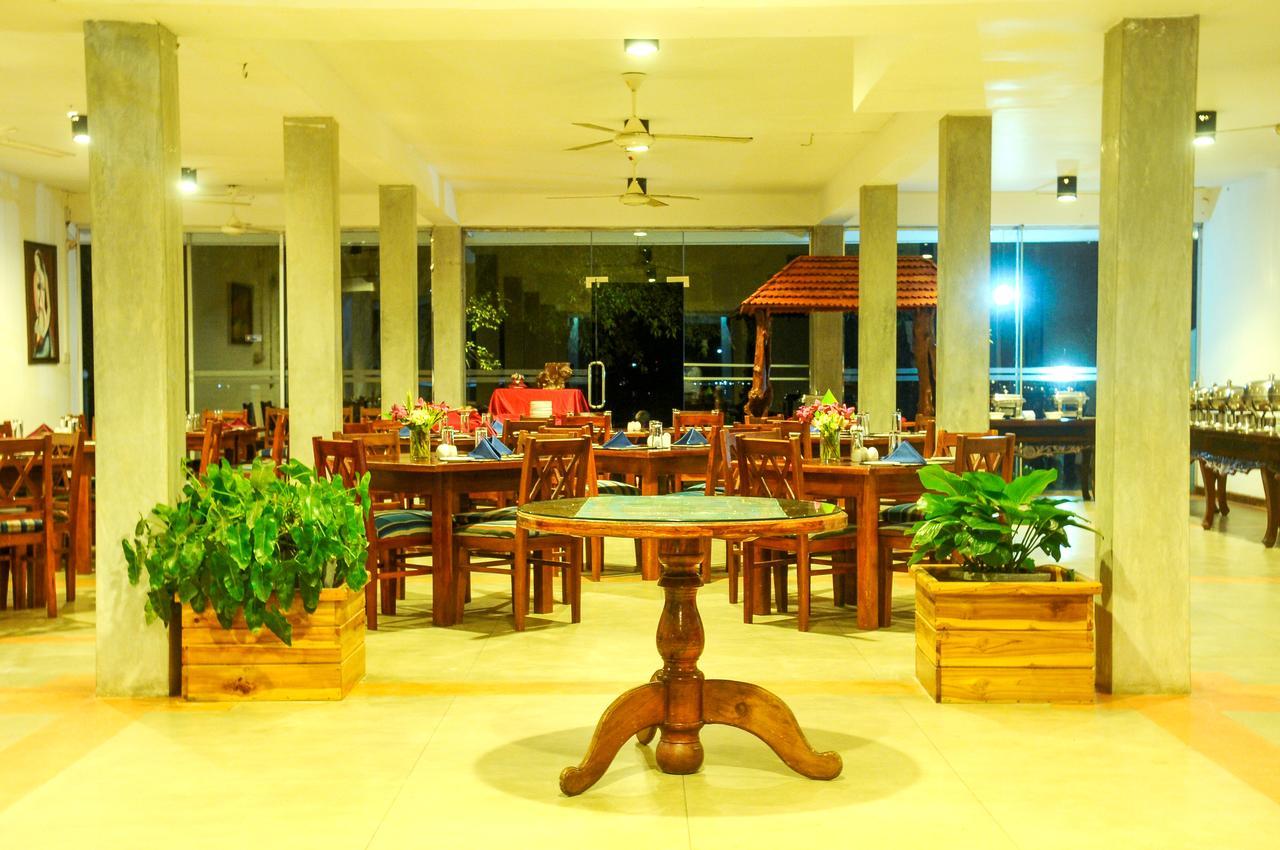 Lake Wind Hotel Tissamaharama Zewnętrze zdjęcie